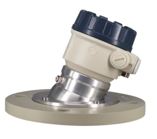 WTT-33A-4 PiloTREK WT–300 80 GHz kompakts tāldarbības radara līmeņa sensors šķidrumiem un cietvielām, mērījumu diapazons 30 m, 4…20 mA + HART, DN100 (PN16), noliecams atloks / PP main